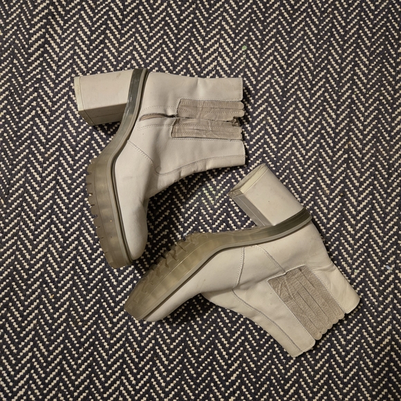 Free People Chunky Chelsea Ankle Boots in Light Beige and Taupe Trim - Picture 2 of 13